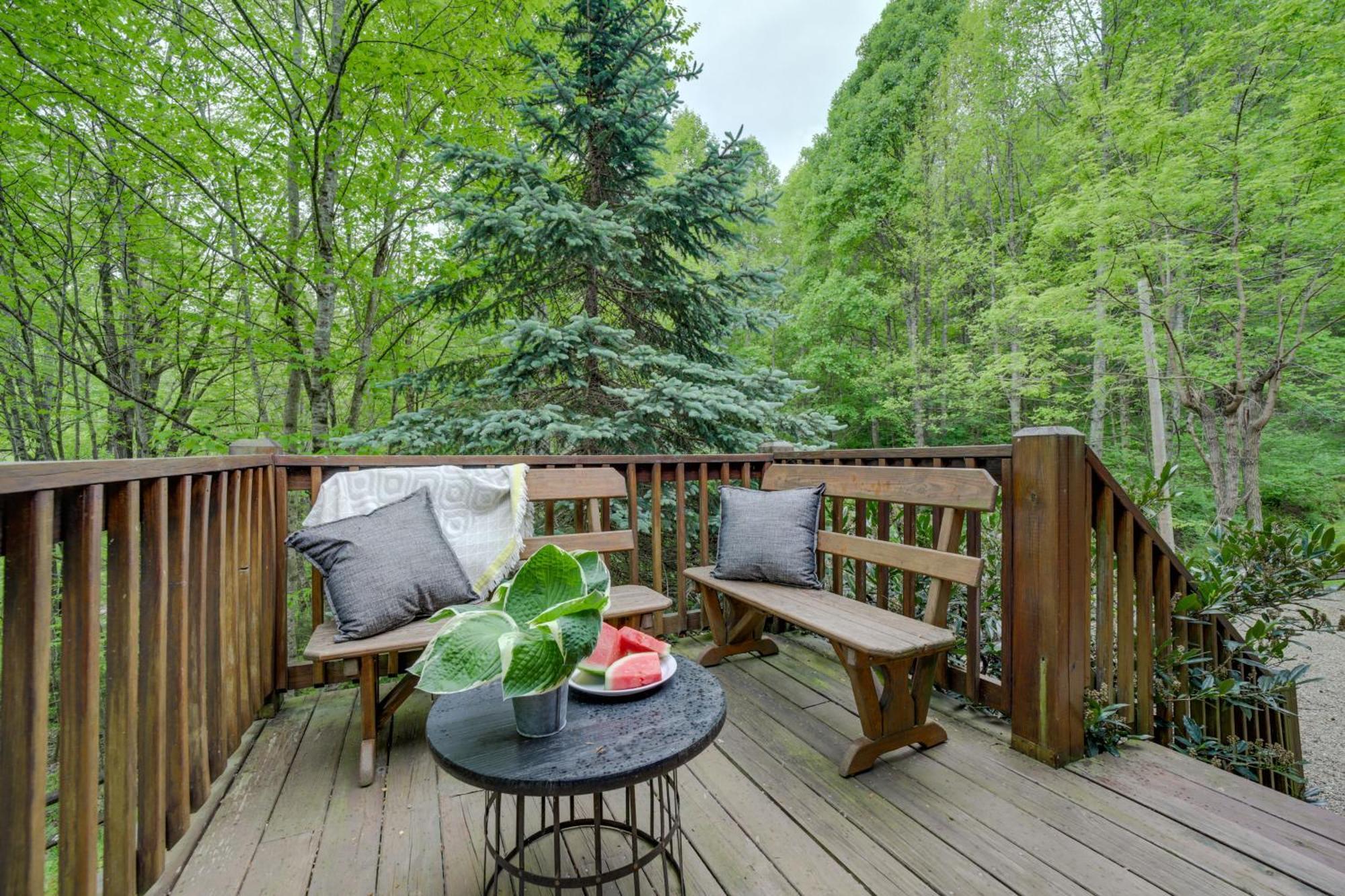 Peaceful Smoky Mountain Cabin With Deck And Fire Pit! Waynesville Kültér fotó