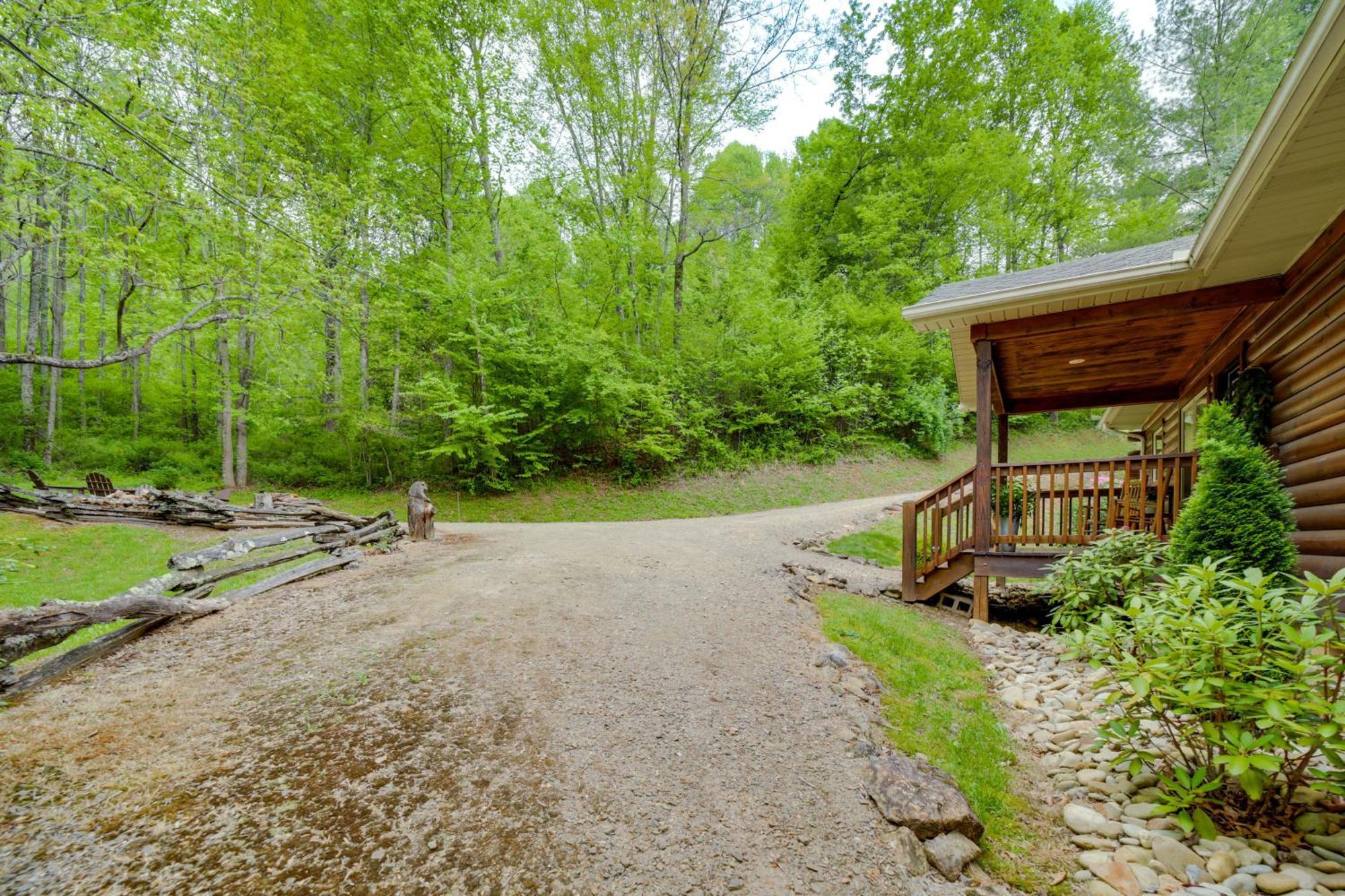 Peaceful Smoky Mountain Cabin With Deck And Fire Pit! Waynesville Kültér fotó